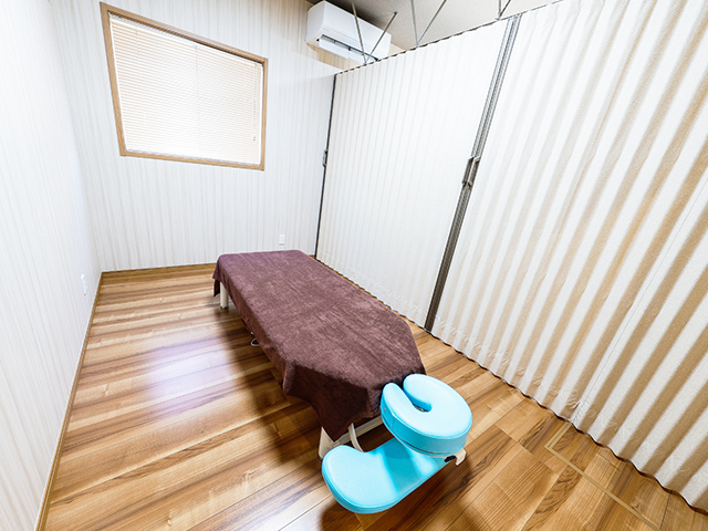 施術室（カーテンあり）